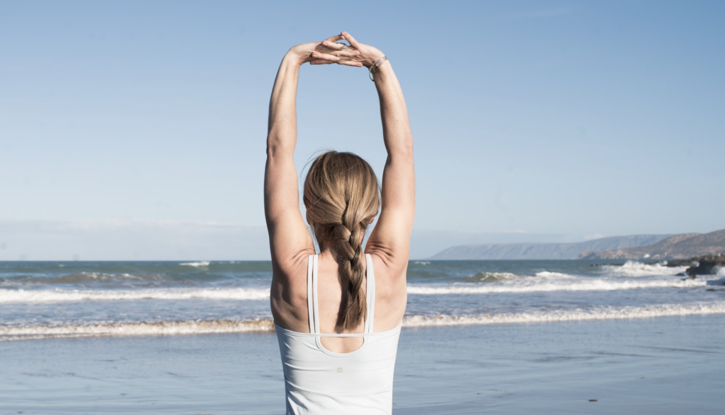Yoga a la plage de Taghazout bay au Maroc