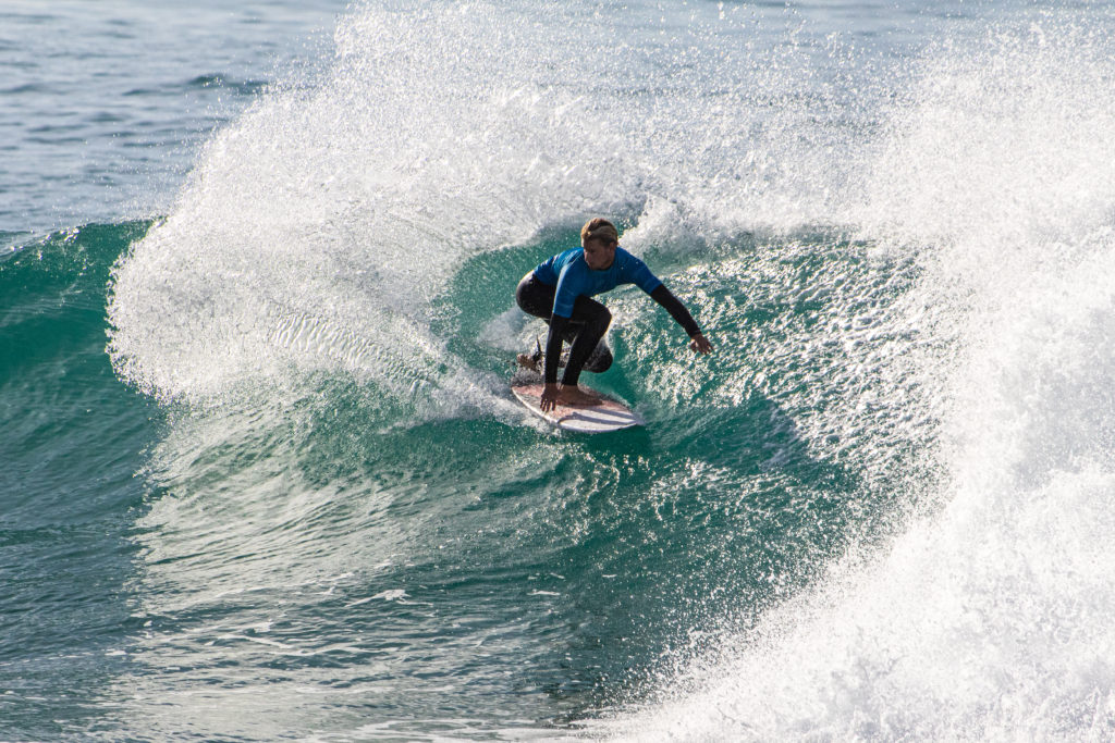 Des compétiteurs QS surfant sur la vague d'Anchor Point à Taghazout, Maroc.