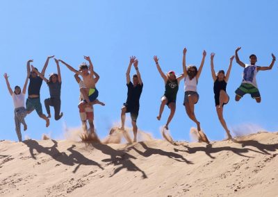 Salto en grupo en las dunas de Tamri – Capturando la alegría y la libertad en Marruecos