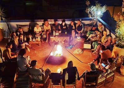 Noche relajada en Azul Guesthouse – Música en vivo y ambiente acogedor en la terraza