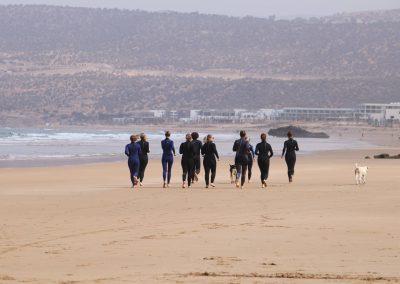 Calentamiento matutino en la playa de Crocro – Preparación antes de surfear en Tamraght, Marruecos
