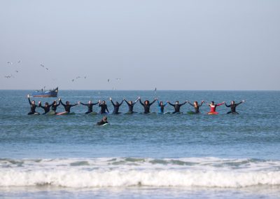Surf Camp en Tamraght: Grupo de Surfistas en el Agua en Crocro, Marruecos