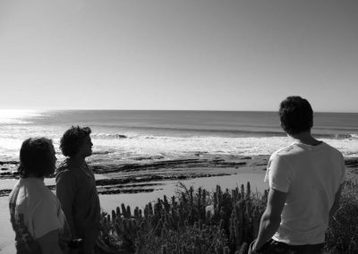 Revisando las condiciones de surf en la playa de Dracula – Surf guiding en Marruecos