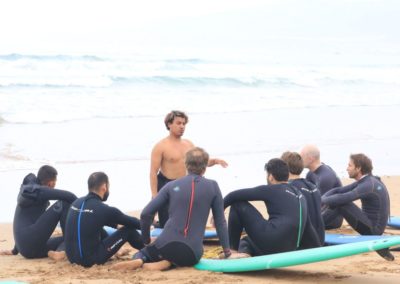 Notre moniteur donne un cours de surf sur la plage de Tamraght, devant Azul Guesthouse, un surf camp au Maroc.