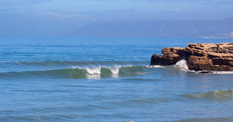Photo de Devil's Rock à Tamraght, Maroc, célèbre pour ses vagues variées et ses conditions de surf adaptées aux surfeurs de tous niveaux