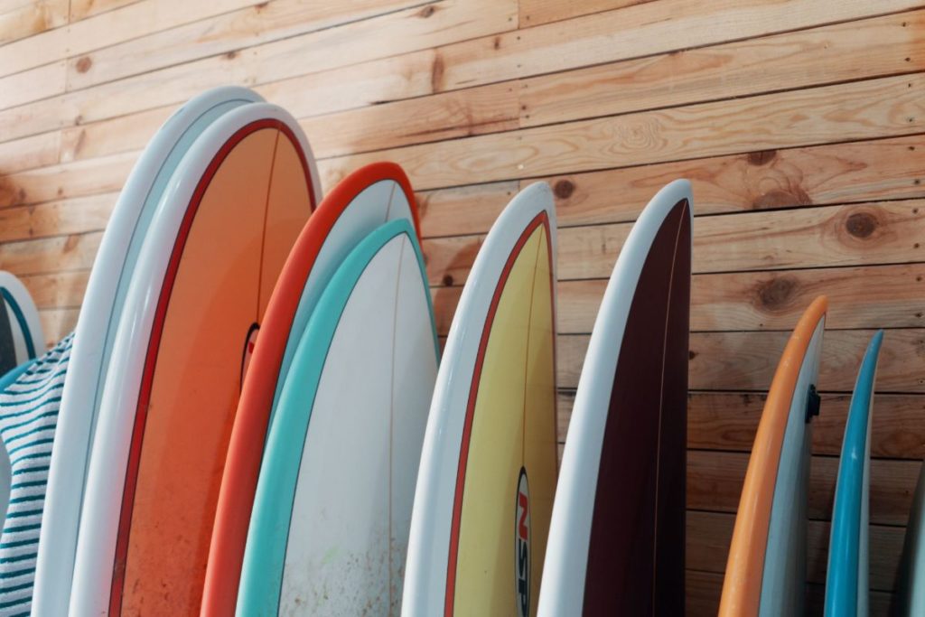 Mehrere Surfboards in unserem Shop bei Azul Guesthouse, Blog: Verschiedene Arten von Surfboards.