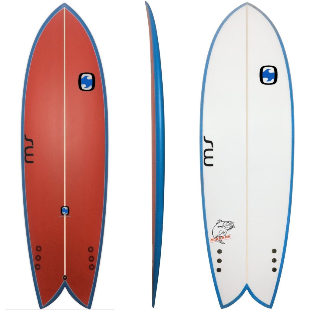 Foto eines Fish-Surfboards, erkennbar an seiner breiten Form und dem fischschwanzförmigen Tail