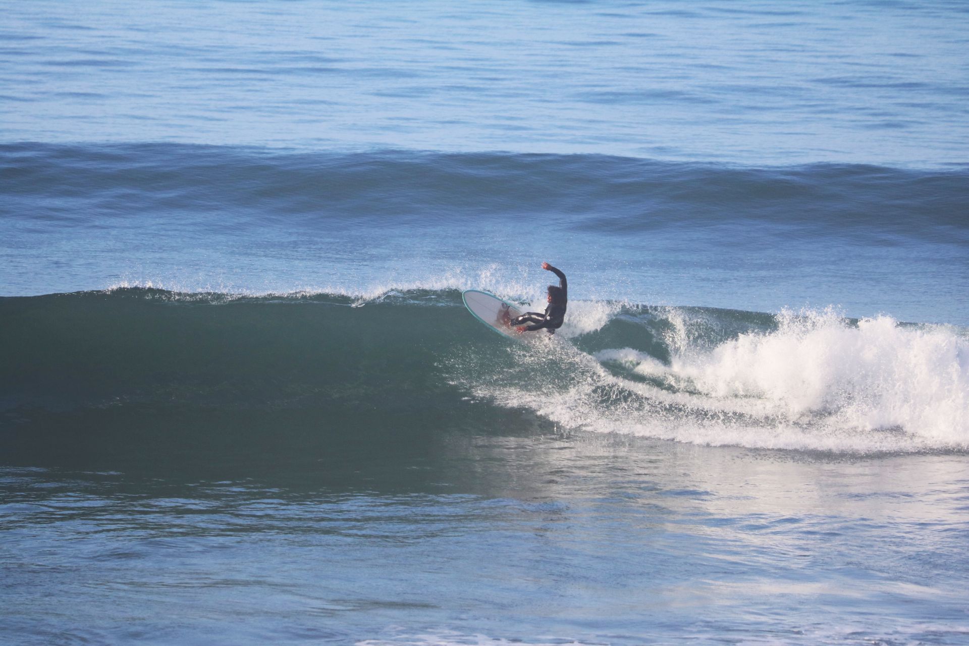 Hucine surfant une belle vague à Desert Point.