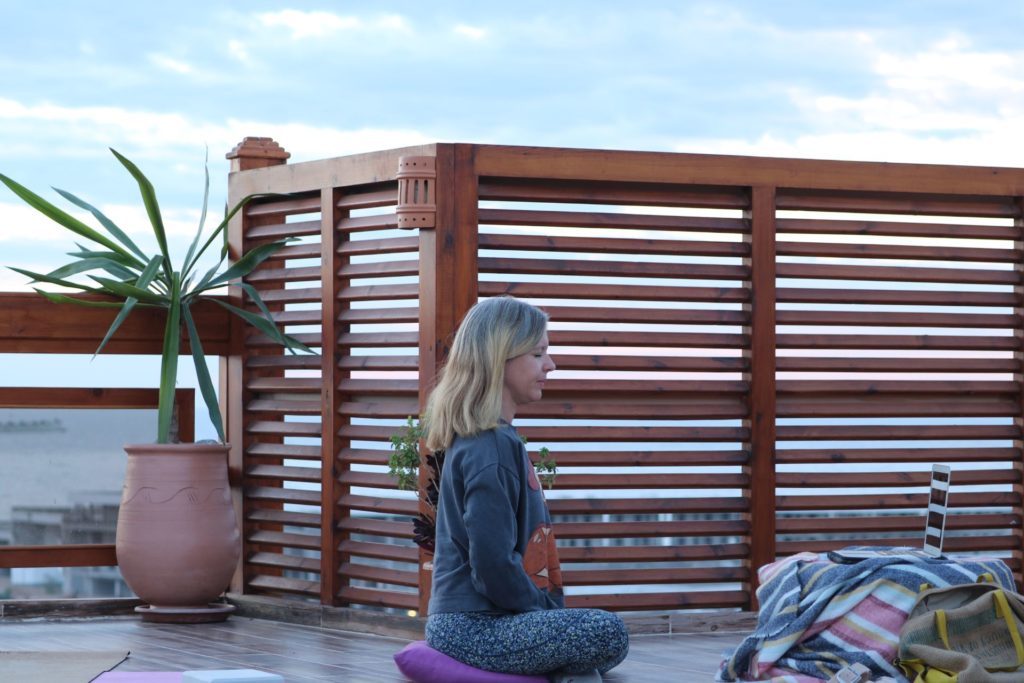 clase de yoga en directo desde la terraza de azul guesthouse en marruecos
