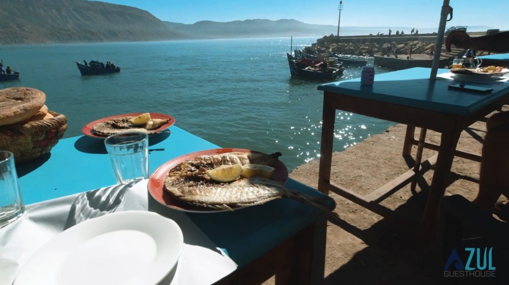 Para el almuerzo, disfrutamos de pescado a la parrilla en Imsouane.