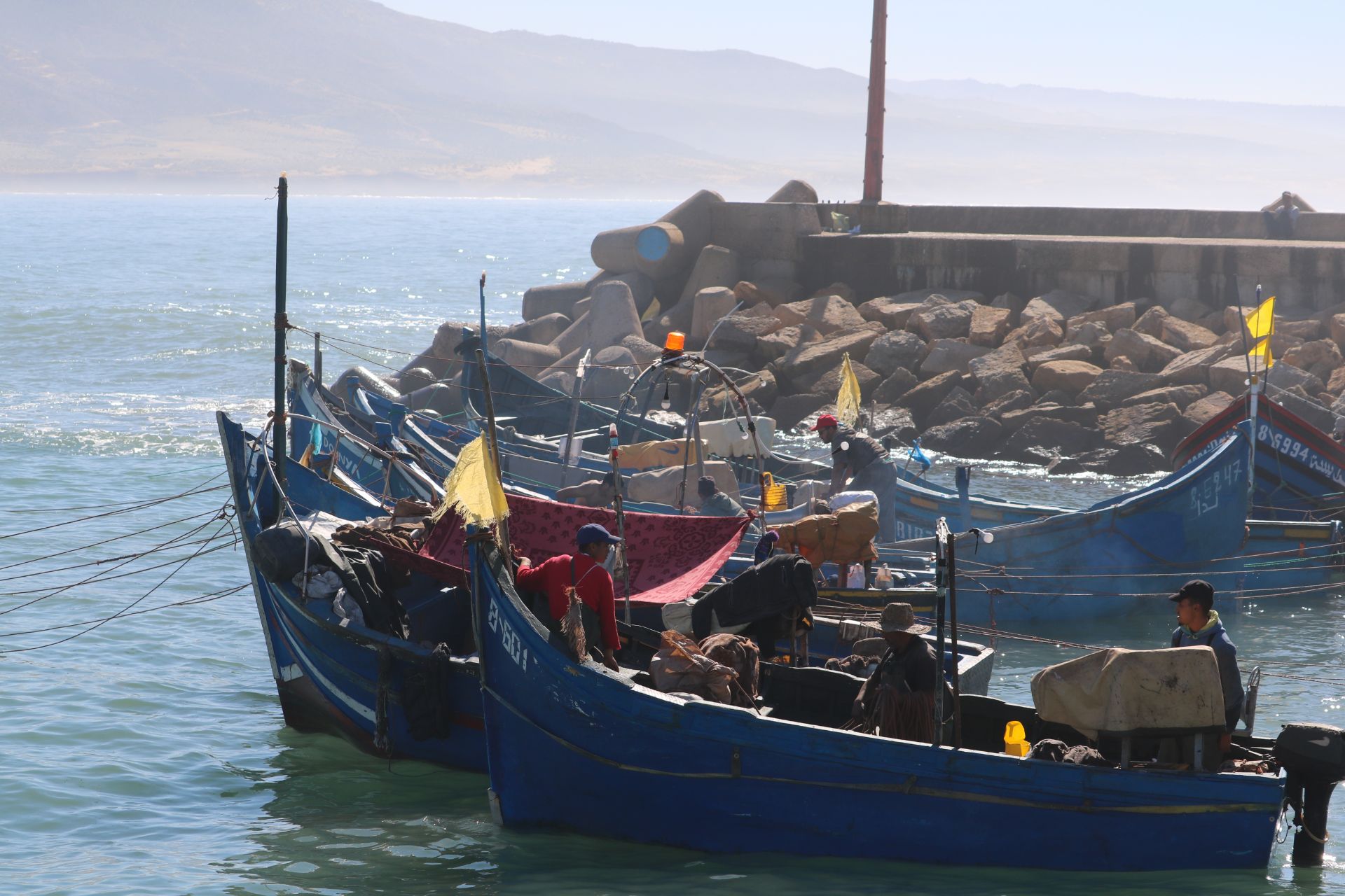 Bateaux amarrés au spot de la baie d'Imsouane au Maroc.