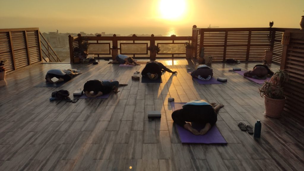 Sesión de yoga al atardecer en la terraza de Azul Guesthouse.