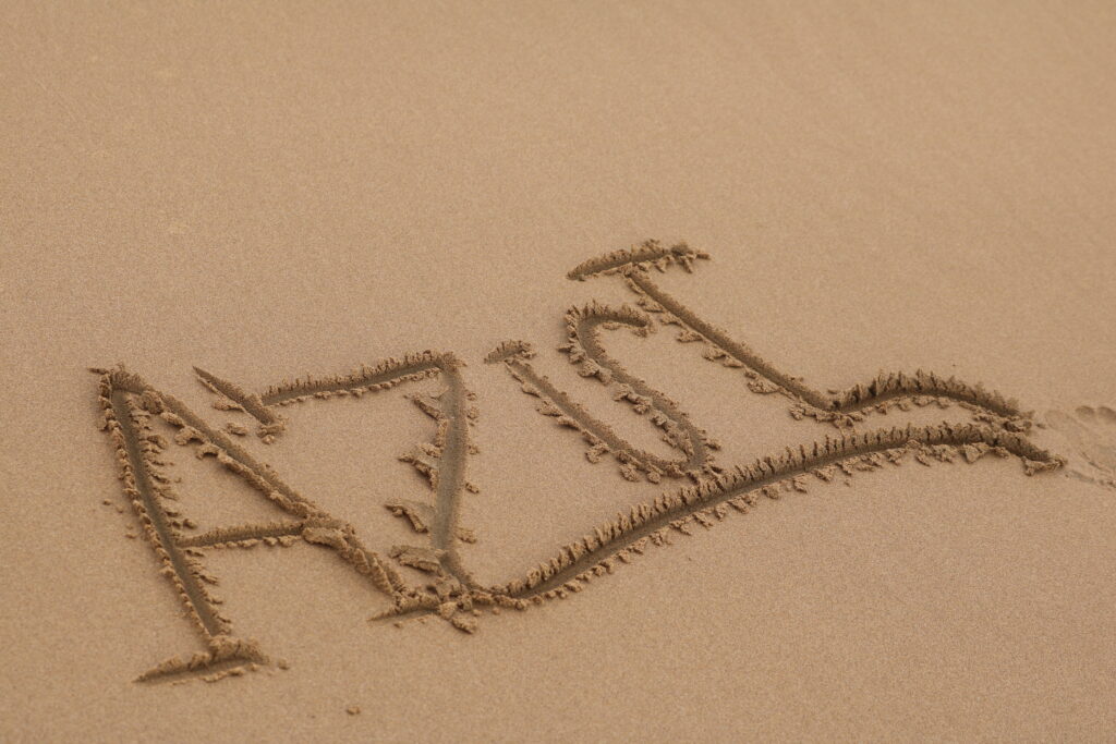 "Azul Guesthouse" soigneusement écrit sur le sable doré d'une plage marocaine, capturant l'esprit accueillant et authentique de l'établissement.