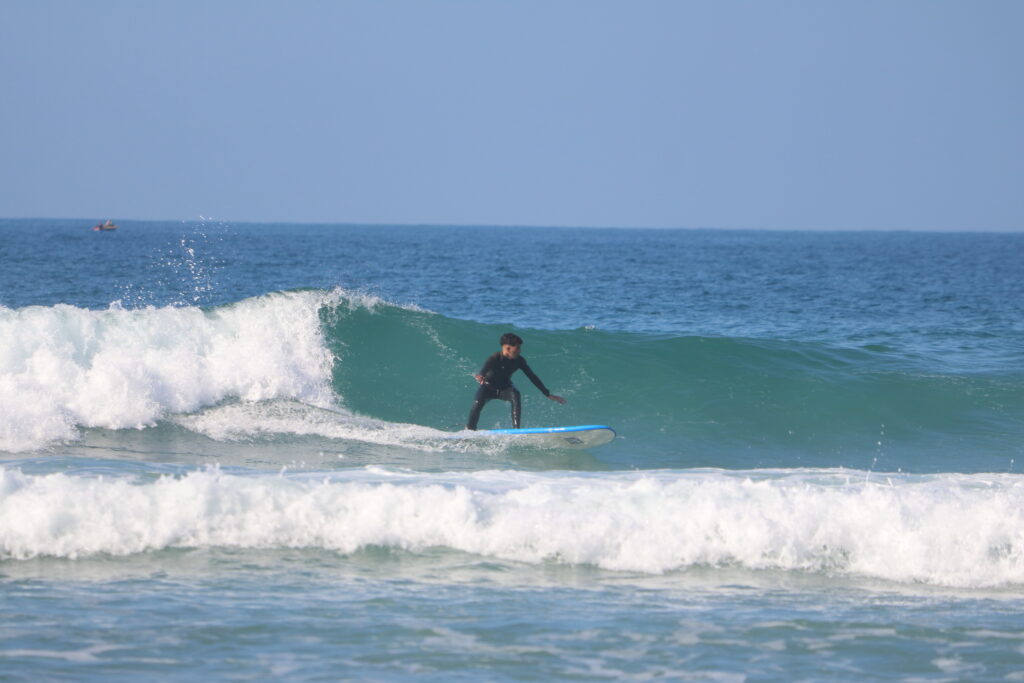 Coach d'Azul Guesthouse surfant une magnifique vague gauche à Crocro Beach, capturant la perfection des conditions locales.