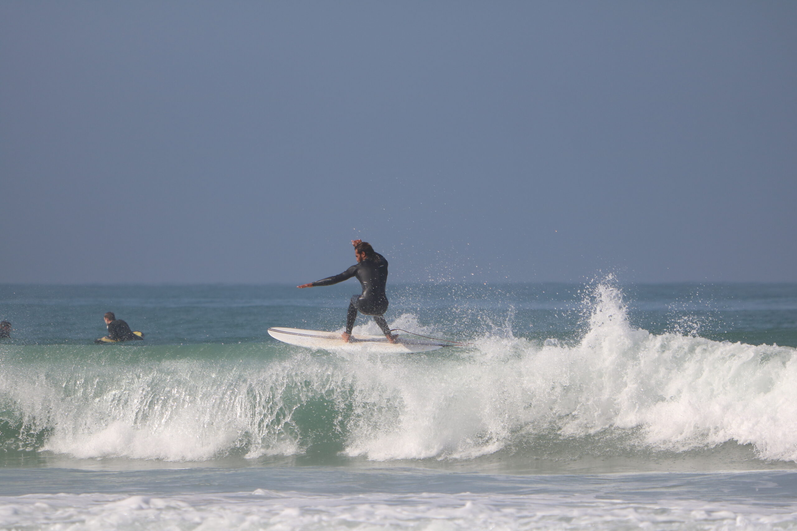 Surfeur réalisant un floater sur une vague à KM 17, près de Taghazout, Maroc.