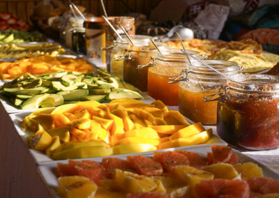 Desayuno Saludable con Frutas Frescas en Nuestro Surf Camp en Marruecos