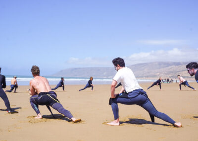 Una sesión de calentamiento de surf en Azul Guesthouse Surf Camp en Marruecos, preparando a los surfistas antes de enfrentarse a las olas.