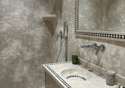 Salle de bain moderne et spacieuse de la chambre double premium, idéale pour se détendre après une journée de surf au Maroc.