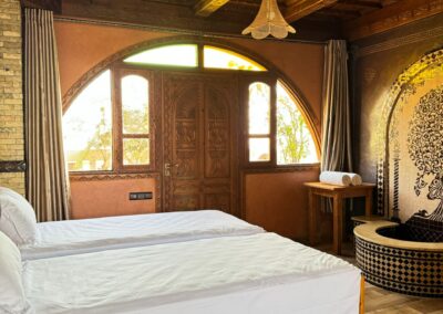 Chambre double premium avec terrasse privée, idéale pour un séjour surf et détente au Maroc.