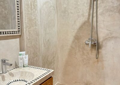 Salle de bain moderne et élégante pour la chambre double confort du surf camp Azul Guesthouse.