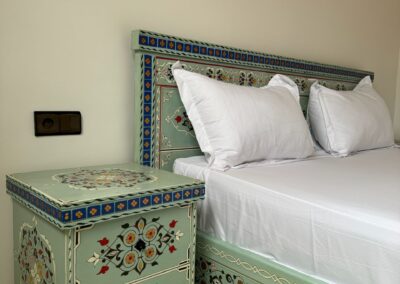 Chambre double premium avec décoration moderne et confortable, idéale pour se reposer après une journée de surf et yoga au Maroc.
