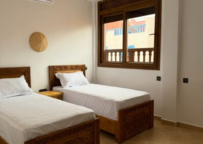Suite familiale spacieuse avec vue sur la mer, idéale pour un séjour surf et détente à Taghazout Tamraght, Maroc.