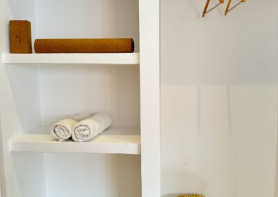 Espace de rangement pratique et sécurisé pour vos vêtements dans la suite familiale de Azul Guesthouse à Taghazout, idéal pour un séjour surf.