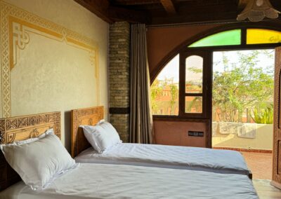 Chambre double premium avec terrasse privée et décor moderne, idéale pour un séjour relaxant au bord de la mer au Maroc.