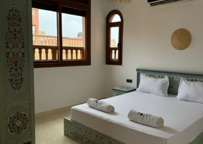 Chambre double premium avec un confort supérieur, idéale pour un séjour de détente et de bien-être au Maroc.
