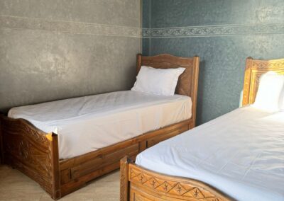 Chambre double standard, idéale pour des vacances de surf au Maroc.