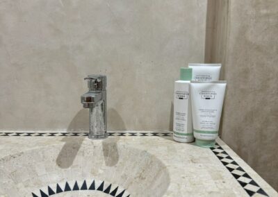 Salle de bain moderne et confortable dans une chambre double standard au Maroc.