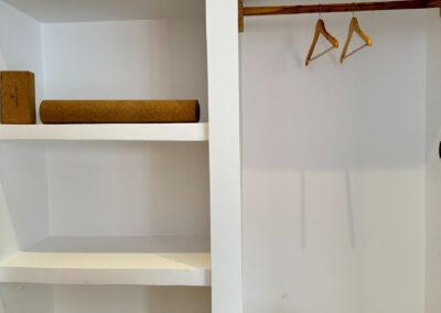 Espace de stockage spacieux à Azul Guesthouse, idéal pour ranger vos planches de surf et équipements lors de votre séjour surf au Maroc.