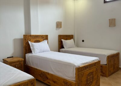 Chambre triple spacieuse et confortable, idéale pour un séjour surf et yoga en famille ou entre amis au Maroc.