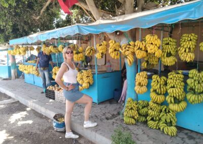 Plátanos frescos a la venta en el pueblo de Aourir, conocido como Banana Village, cerca del surf camp Azul Guesthouse