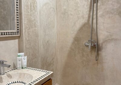 Salle de bain partagée moderne avec équipements de qualité pour un séjour surf et yoga au Maroc