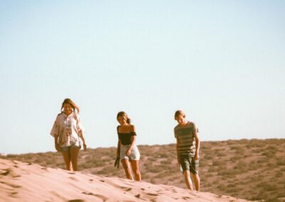 Clientes caminando por las dunas de Tamri durante una excursión con el surf camp Azul Guesthouse en Marruecos