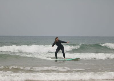 Primera Experiencia de Surf: Levantarse en la Tabla para un Principiante en Marruecos