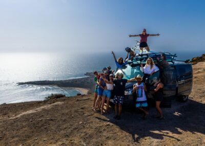 Grupo de viajeros disfrutando de la vista panorámica de Imsouane durante un surf trip en Marruecos