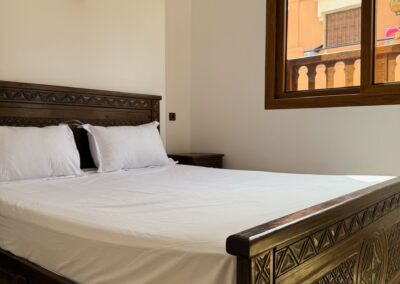 Chambre double confort à Azul Guesthouse, avec un design moderne et un espace spacieux pour un séjour agréable au Maroc.