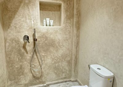 Salle de bain privée moderne et confortable de la chambre triple, idéale pour les surfeurs en séjour au Maroc.