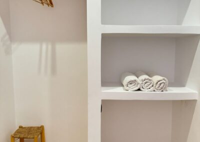 Espace de rangement spacieux et pratique dans la chambre triple, idéal pour un séjour de surf au Maroc.