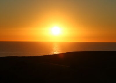 Puesta de sol mágica desde el desierto de Tamri, con vistas al océano Atlántico y al desierto marroquí