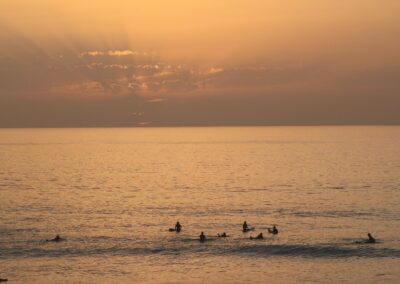Surfistas al atardecer en Banana Beach, Marruecos – Surf Camp en Taghazout