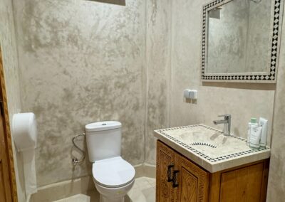 Salle de bain du dortoir hommes au Surf Camp Azul Guesthouse au Maroc