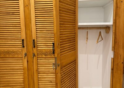 Espace de rangement dans un dortoir pour les invités d'un séjour surf et yoga au Maroc