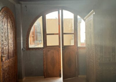 Chambre double standard lumineuse et confortable à Azul Guesthouse, Maroc.