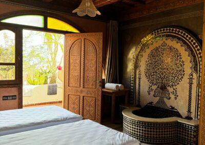 Chambre premium avec terrasse et vue mer à Azul Guesthouse, parfaite pour un séjour surf et yoga au Maroc.