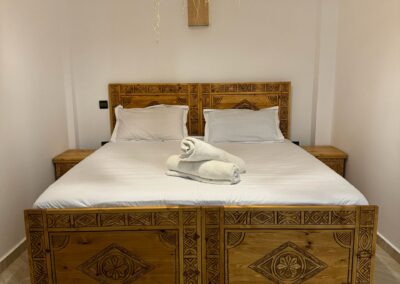 Vue moderne et accueillante de la chambre double standard à l'Azul Guesthouse, Maroc.