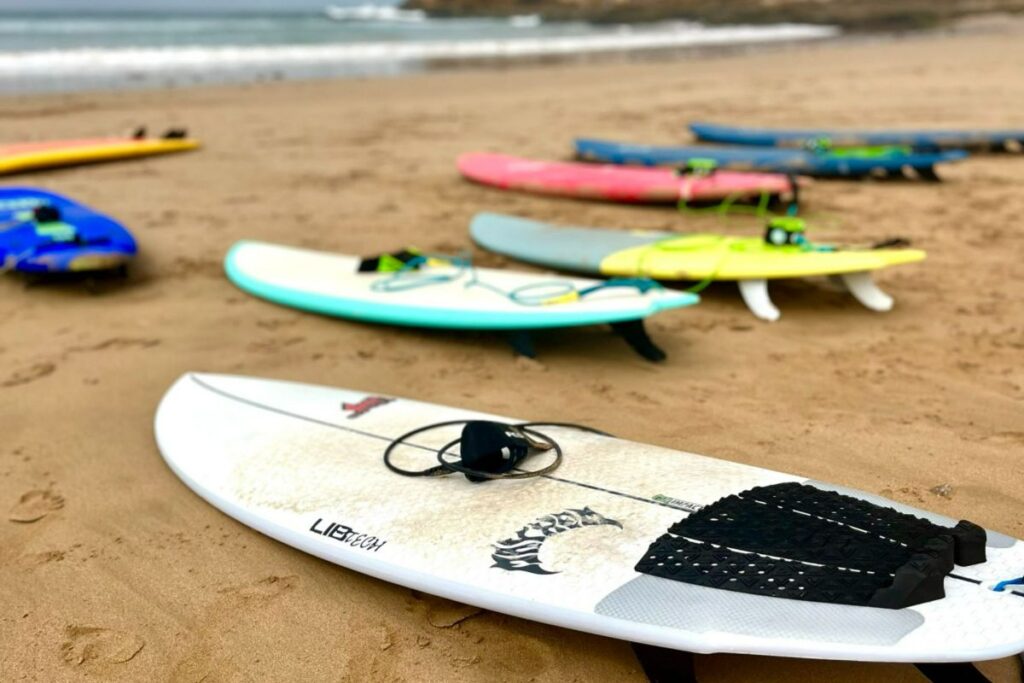 Surf a Devil’s Rock a giugno, su onde consistenti e con line-up tranquillo
