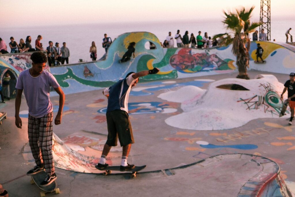Fare surf in Marocco a luglio : Skatepark di Taghazout al tramonto.